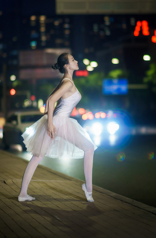 特色足球文化旅游景点吸引大量国内外游客,带动区域经济,足球 文化